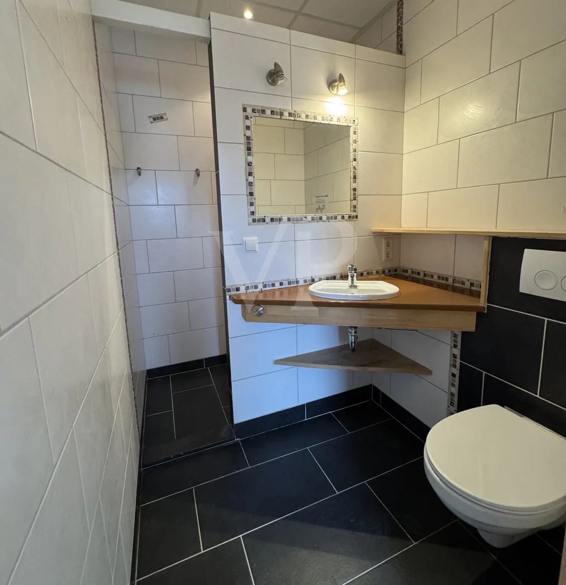 Eines der Duschbäder