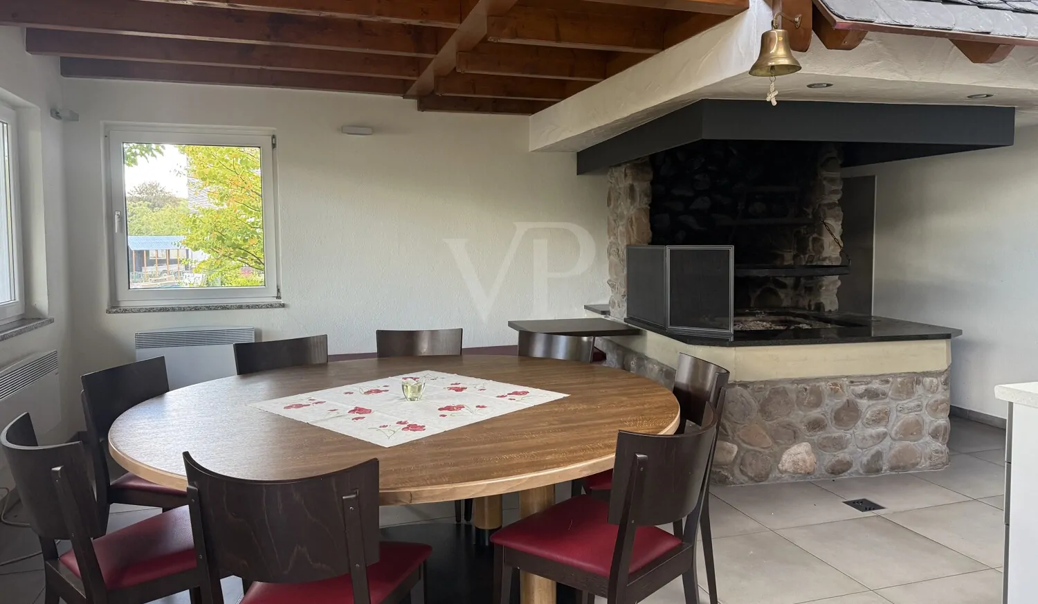 Grill mit Sitzgelegenheit