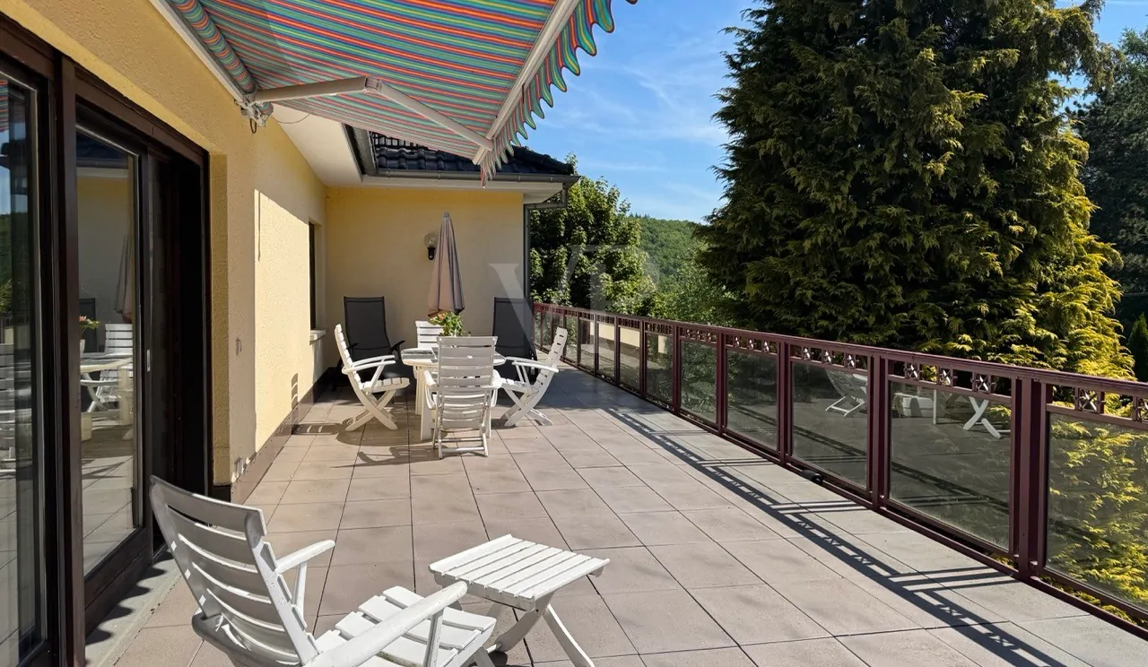 EG-Terrasse im Sommer