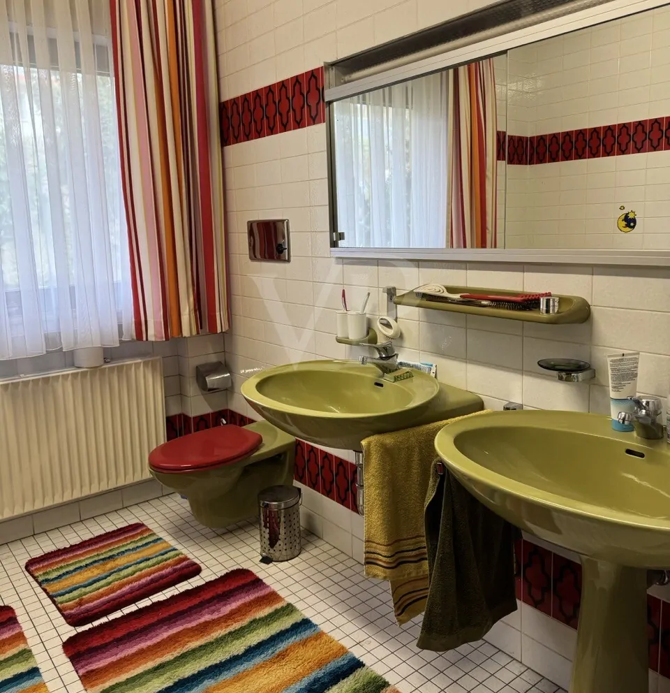 EG-Blick ins Tageslicht-Badezimmer