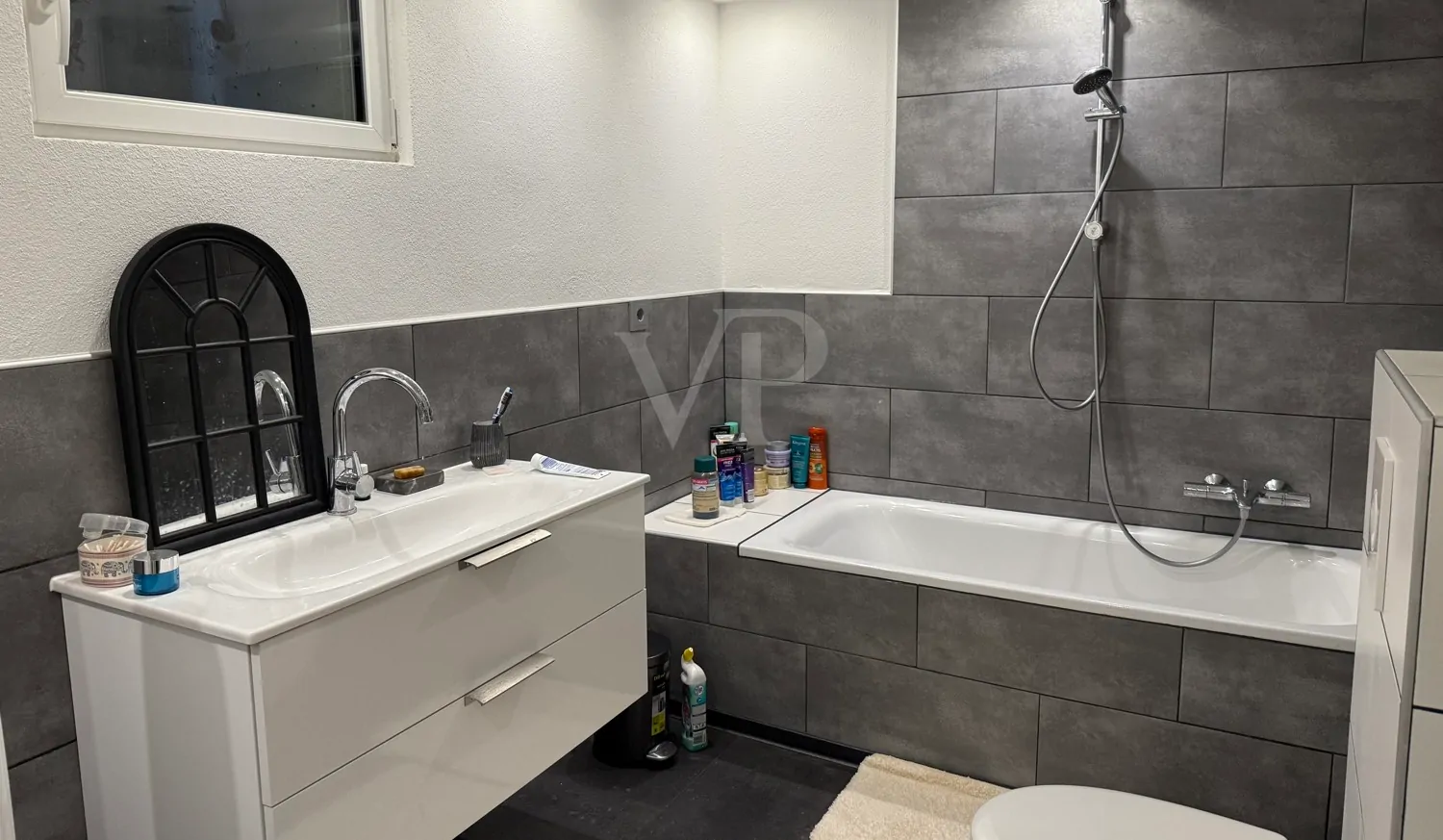 UG-Badezimmer mit Badewanne