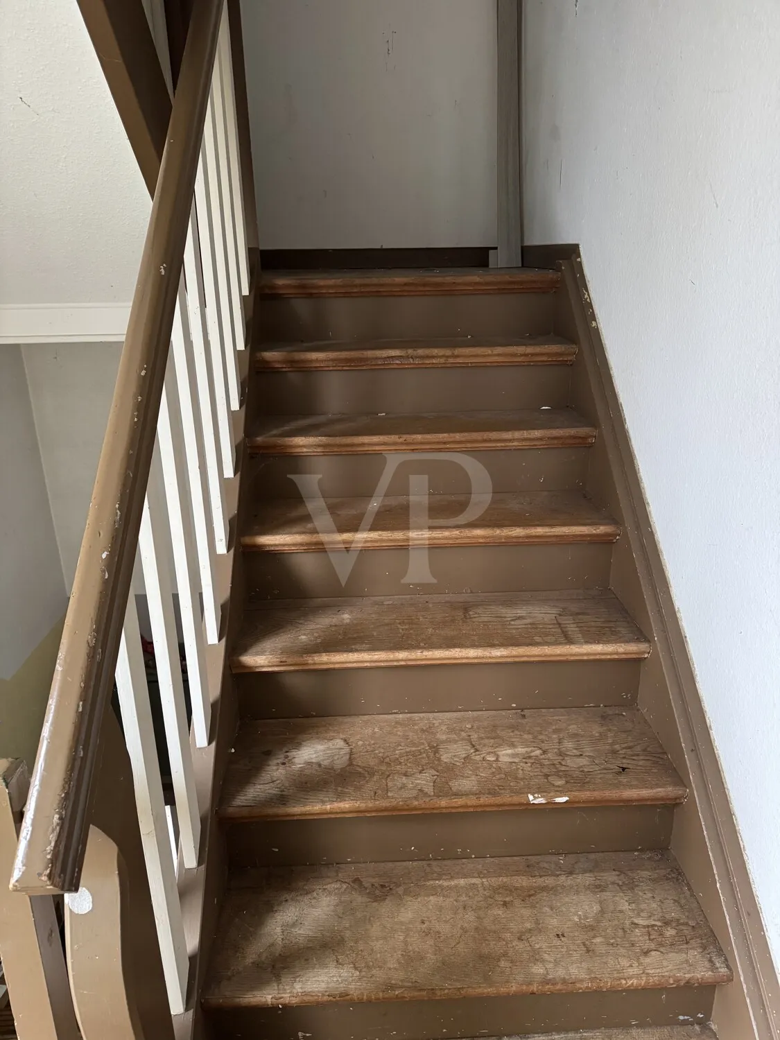 Holztreppe im Hausflur