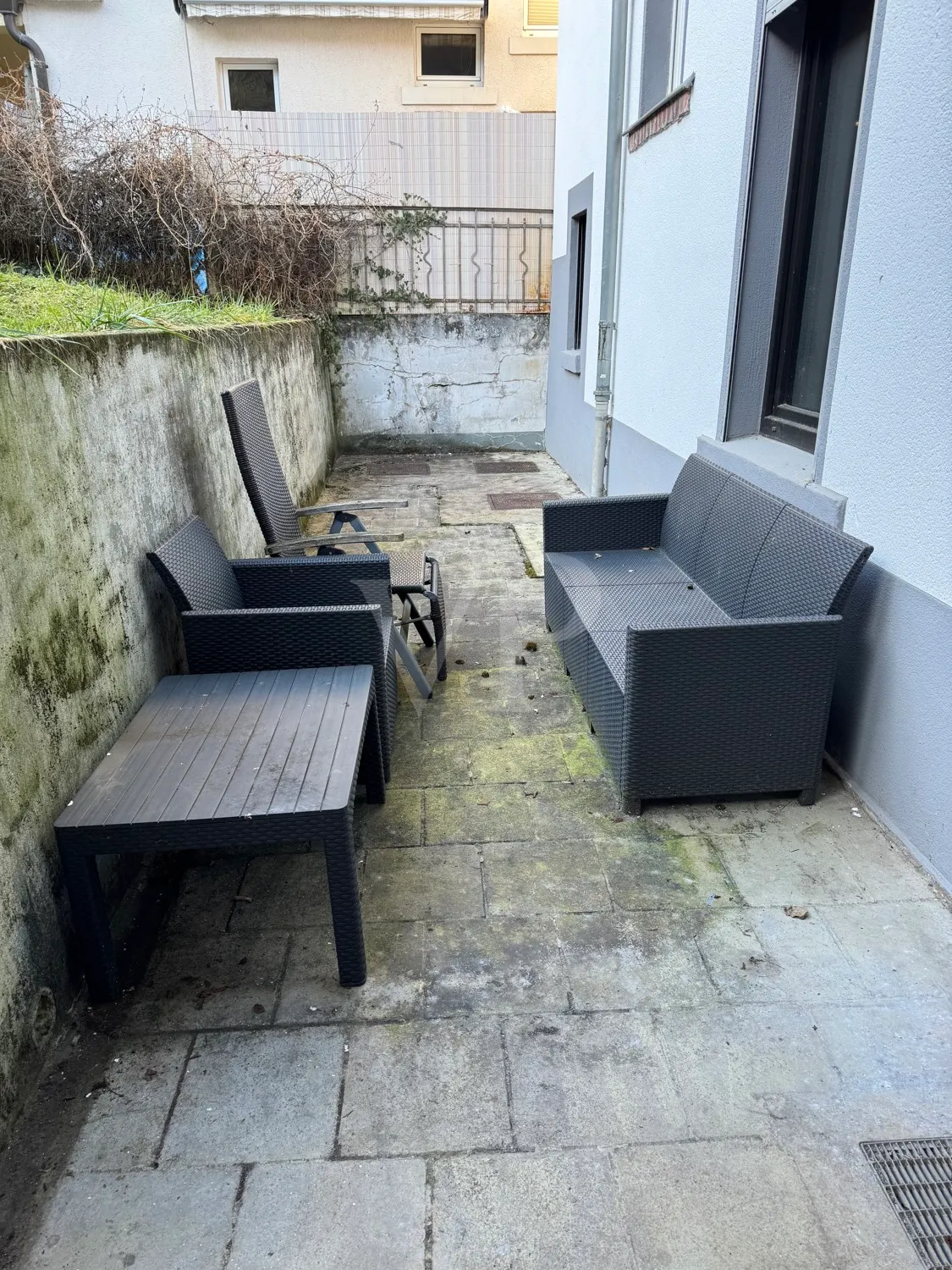 Terrasse hinter Haus