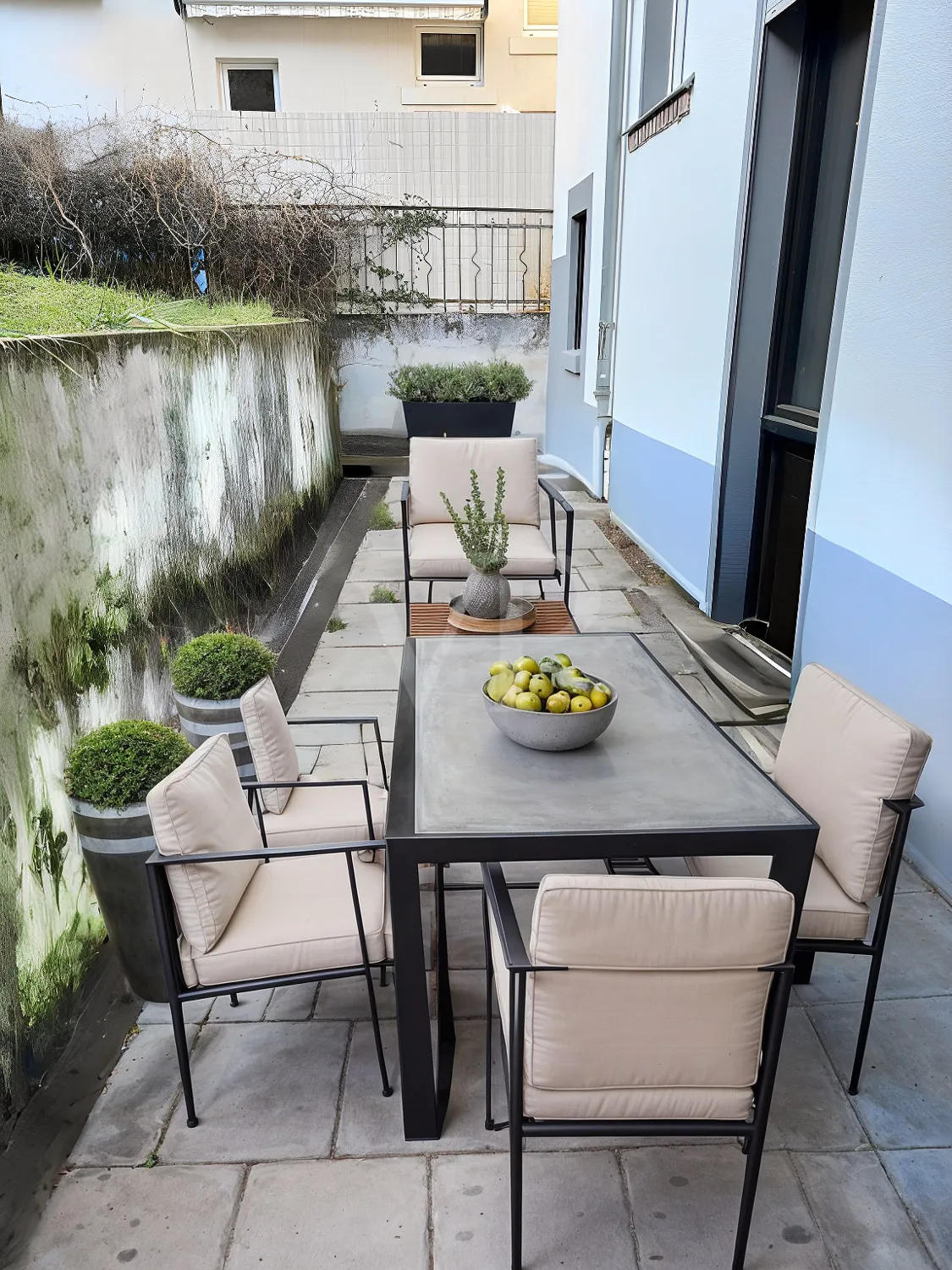 KI-Terrasse hinter dem Haus