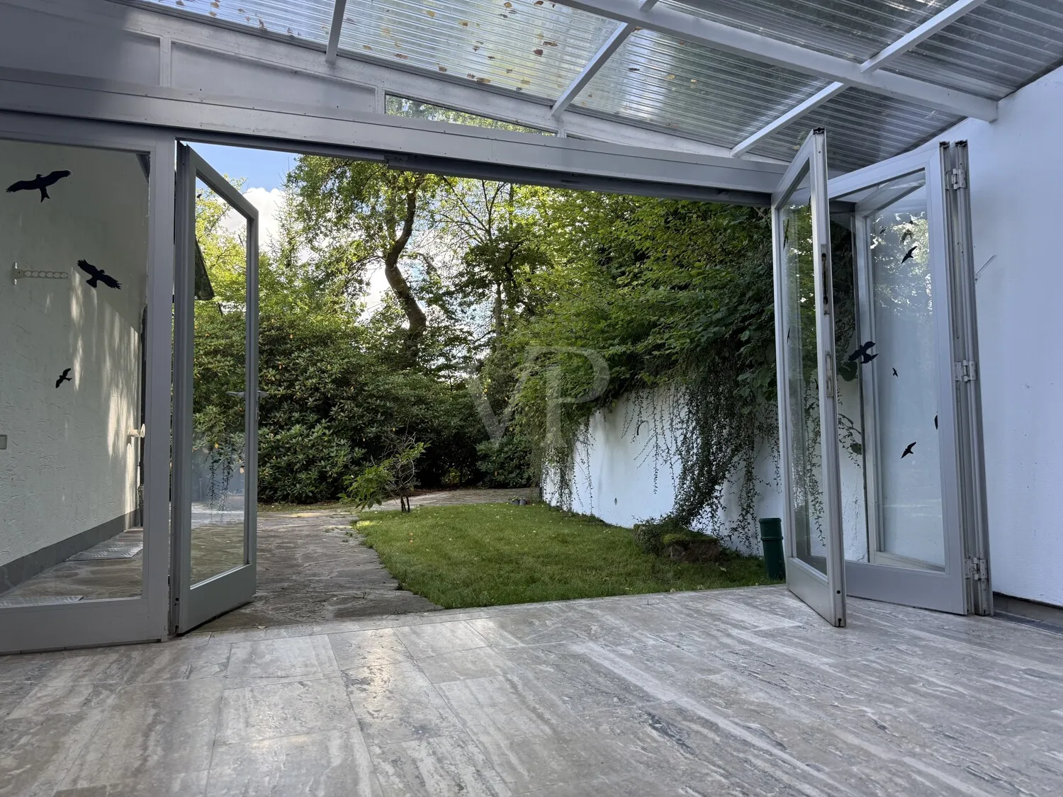 Blick vom Wintergarten in den Garten