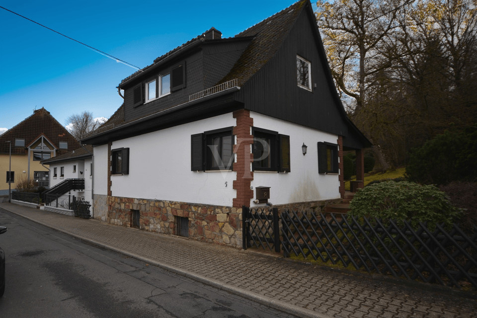 Sanierungsbedürftige Immobilie mit tollem Grundstück