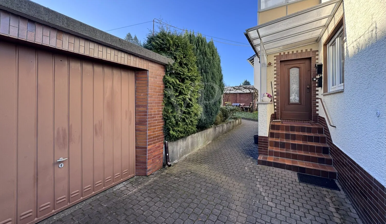 Eingangsbereich mit Garage