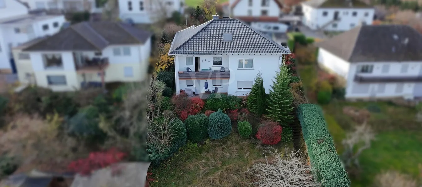 Hausansicht großem Grundstück