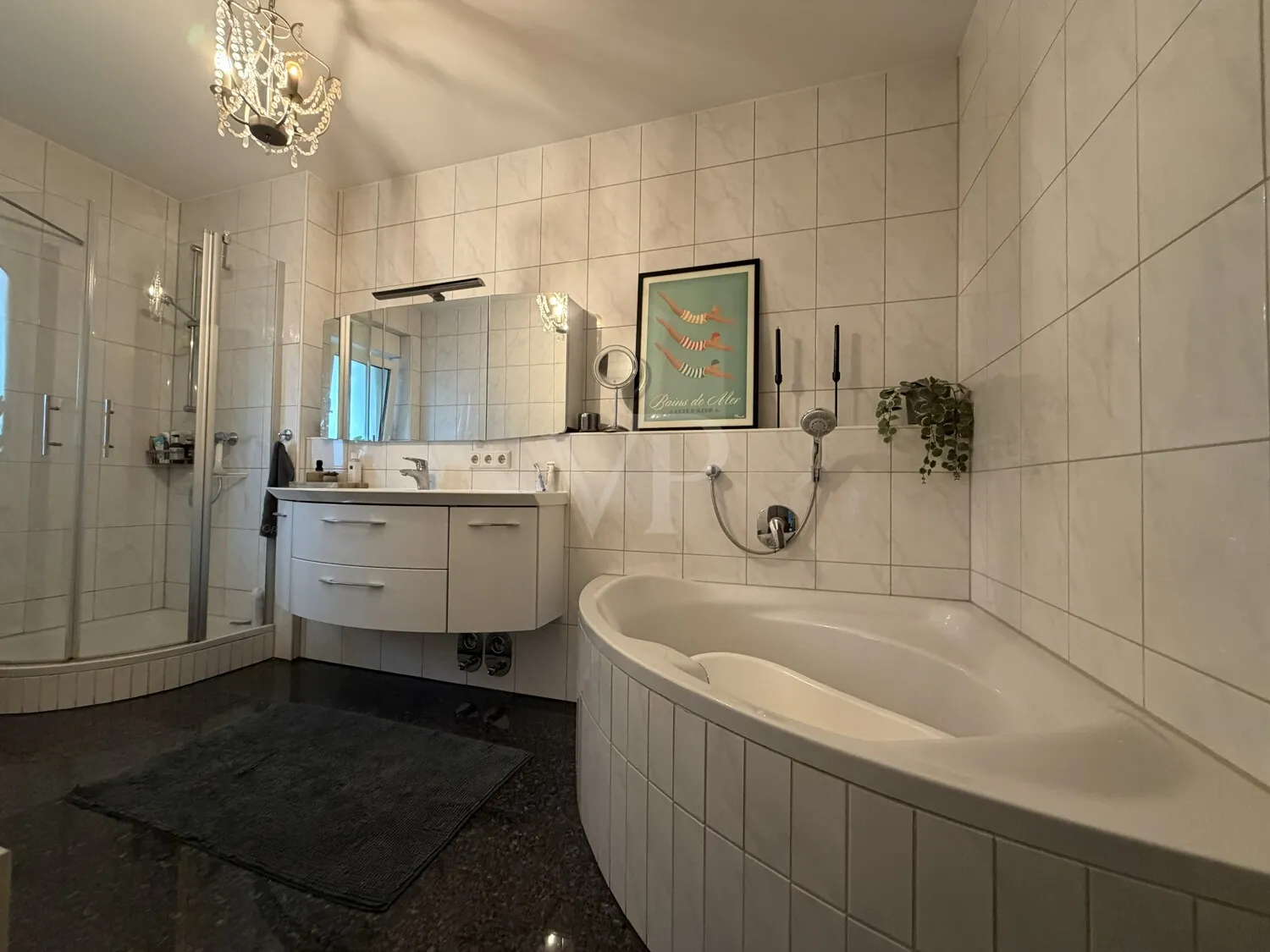 Modernes Badezimmer mit zeitloser Eleganz