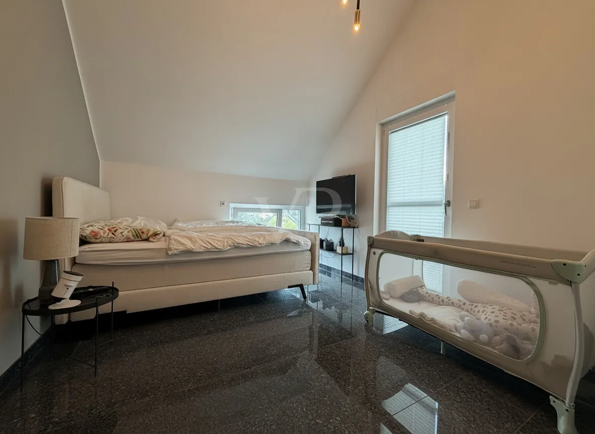 Ruhiges Schlafzimmer mit viel Tageslicht
