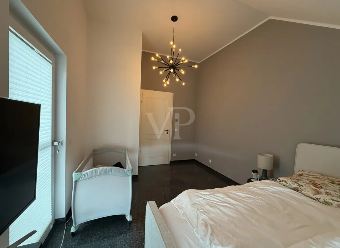 Ruhiges Schlafzimmer mit viel Tageslicht