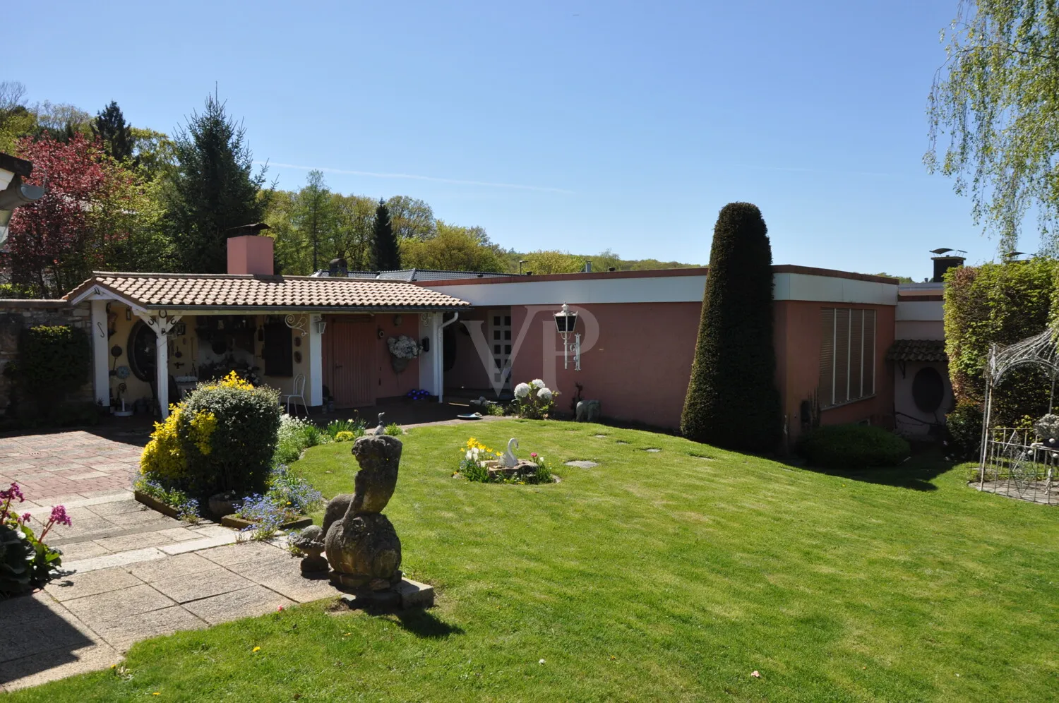 Blick auf Garage und Werkstatt