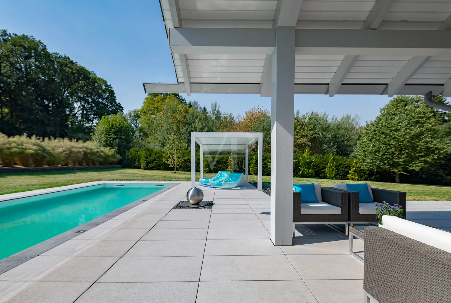 Terrassenplatz mit Pool