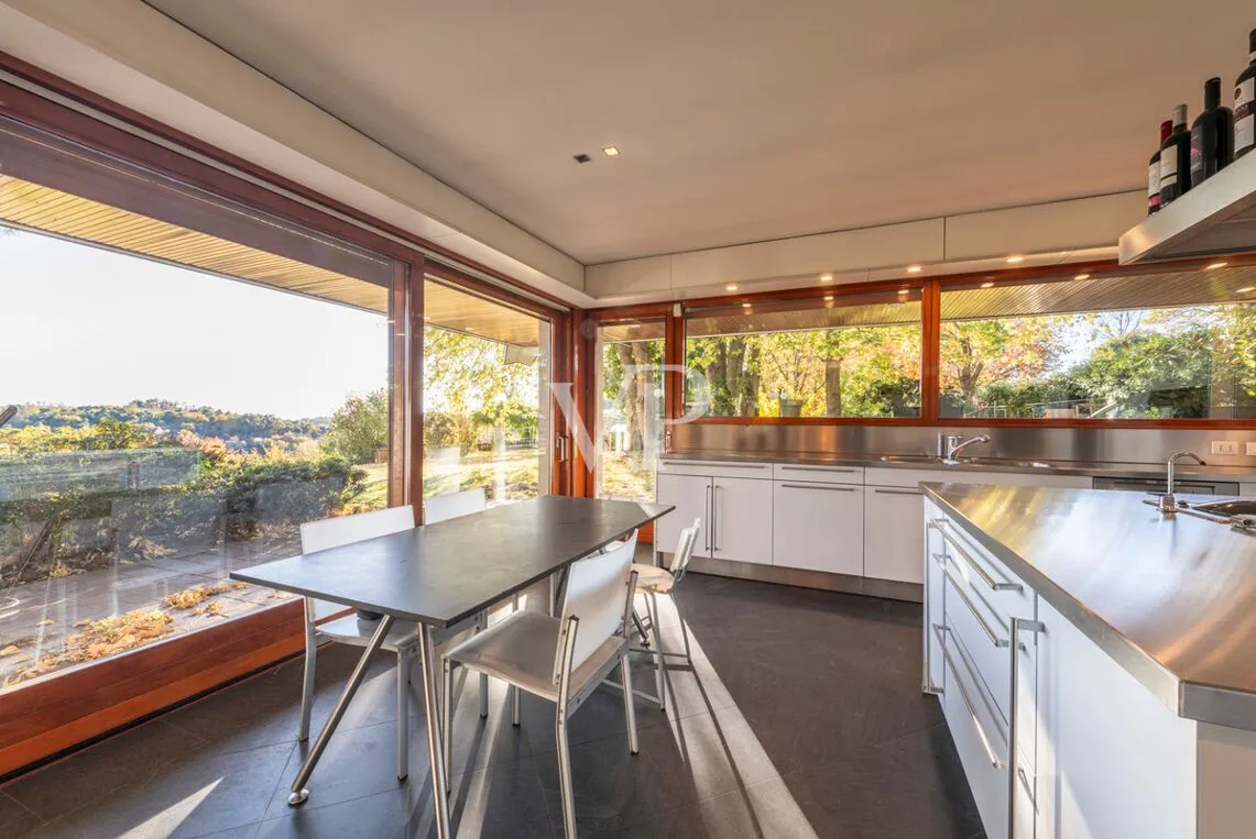 Freistehende Villa im Grünen in malerischer Gegend mit Panoramablick