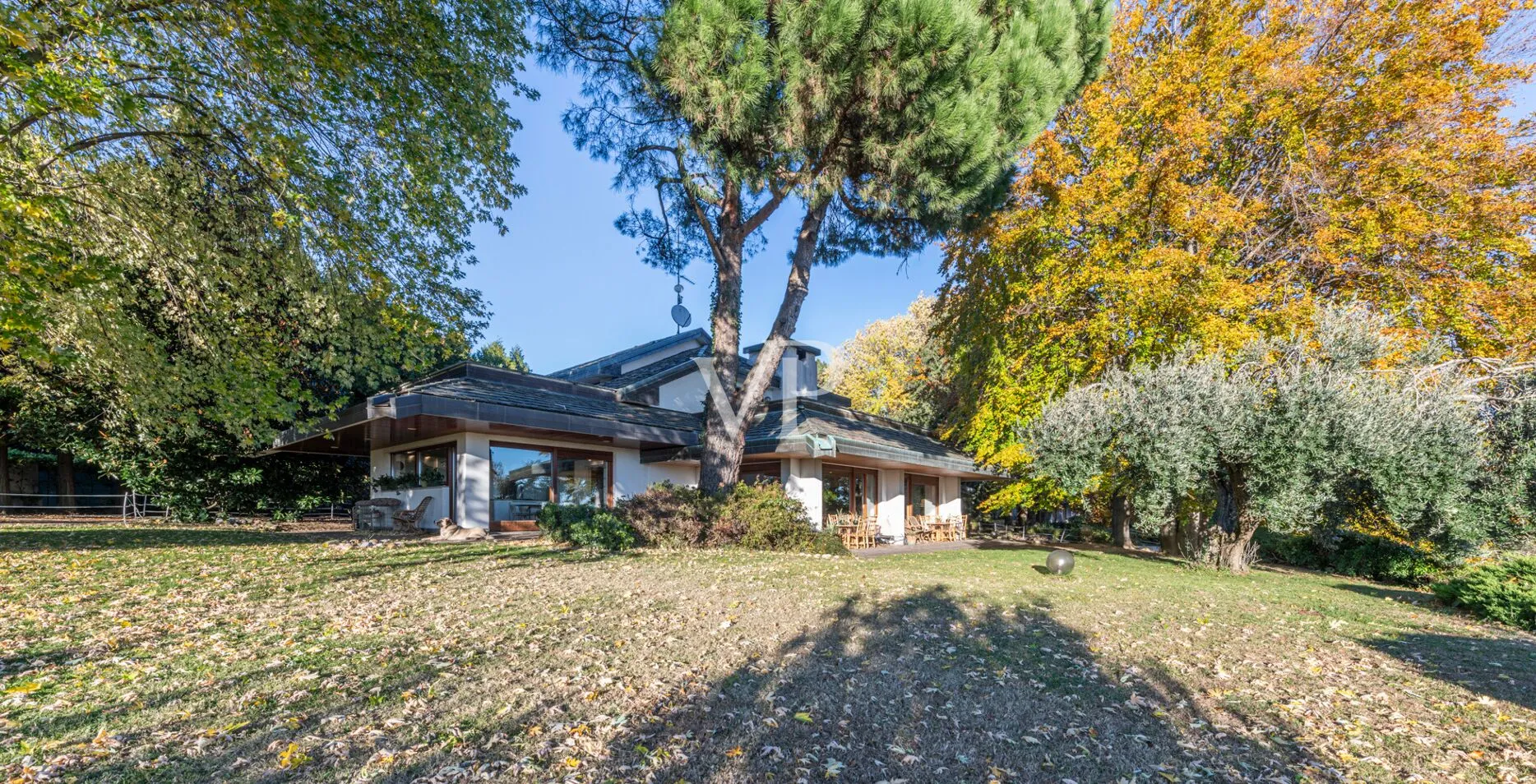 Freistehende Villa im Grünen in malerischer Gegend mit Panoramablick