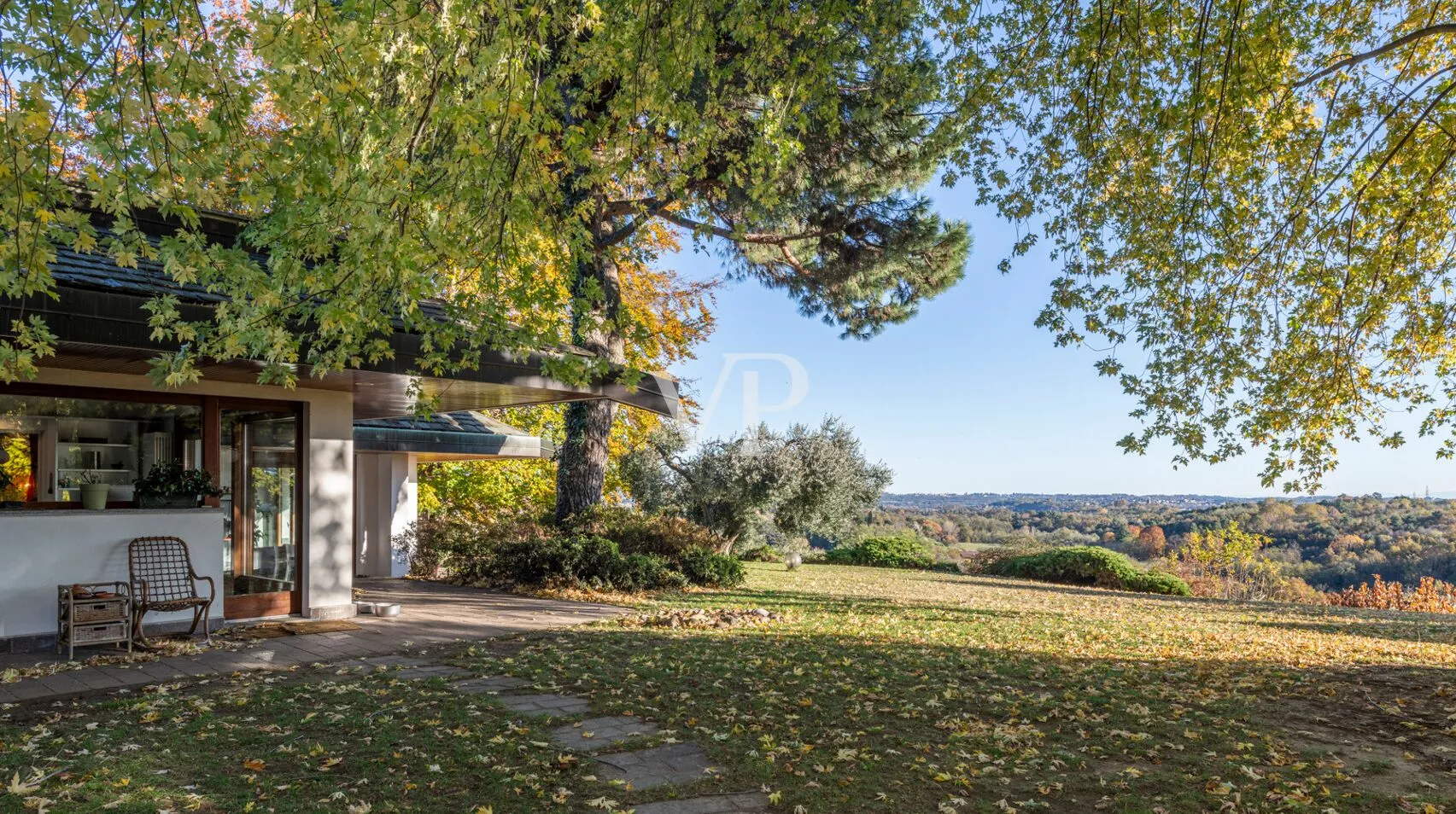 Freistehende Villa im Grünen in malerischer Gegend mit Panoramablick