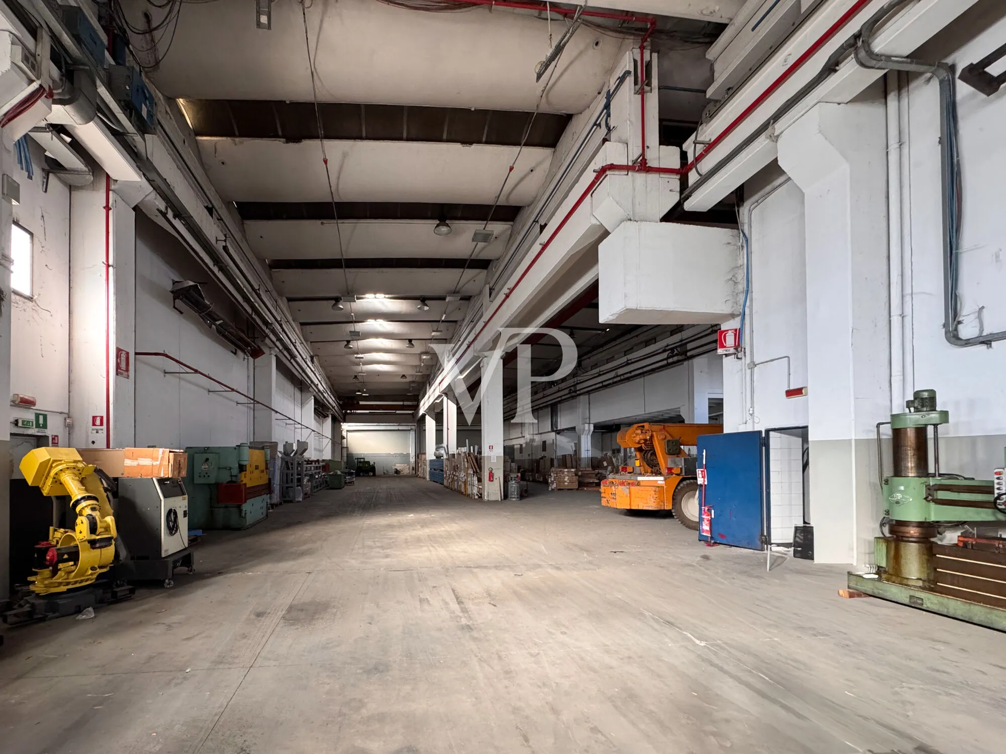 Logistik-Fertigungshalle mit Brückenkran und großem Hof