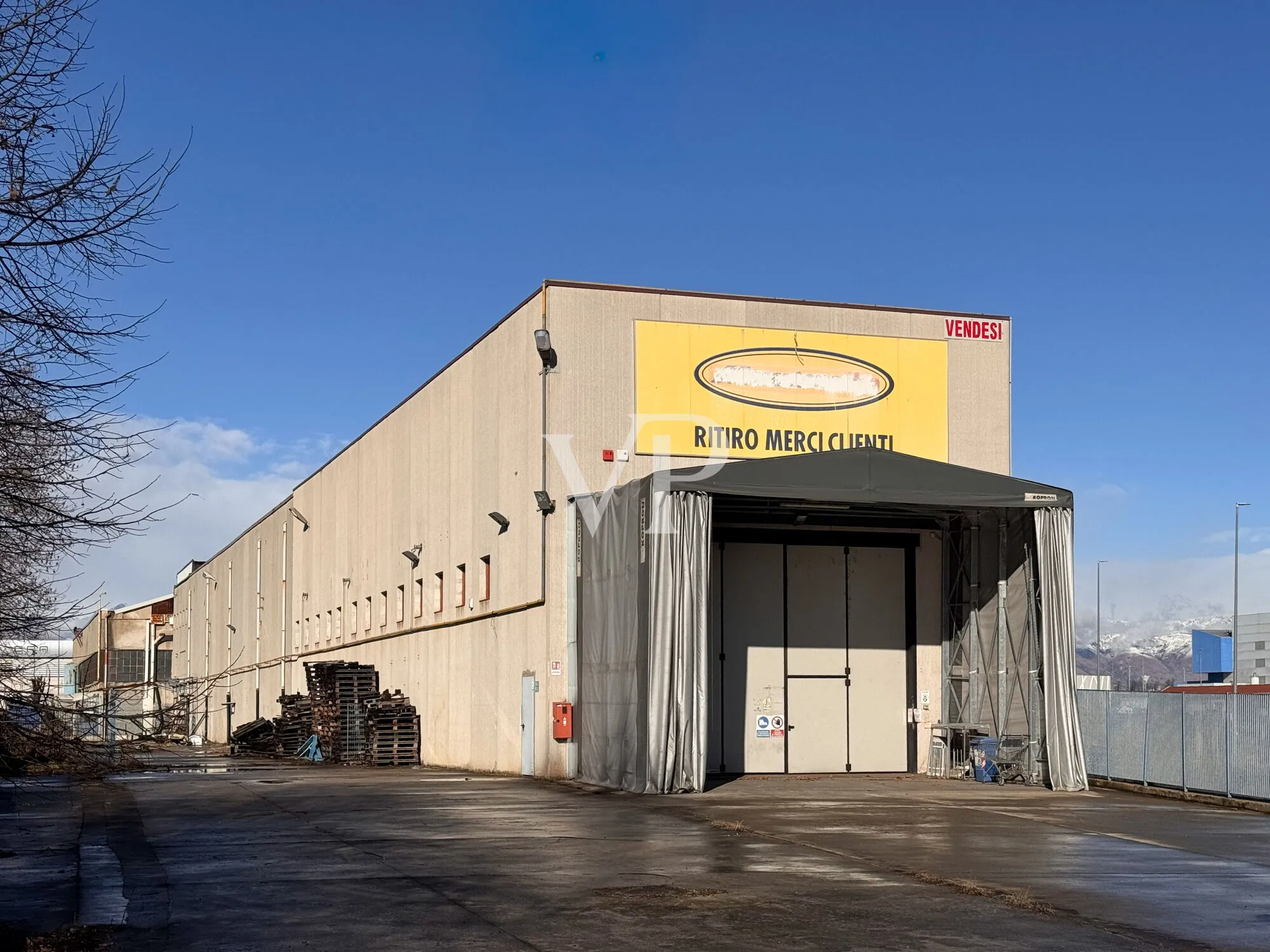 Logistik-Fertigungshalle mit Brückenkran und großem Hof
