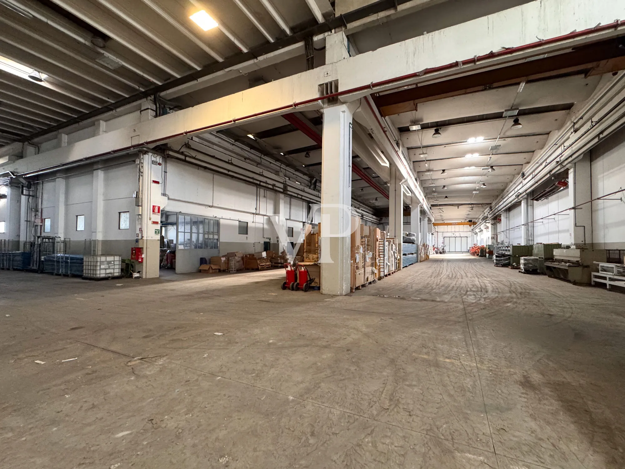 Logistik-Fertigungshalle mit Brückenkran und großem Hof