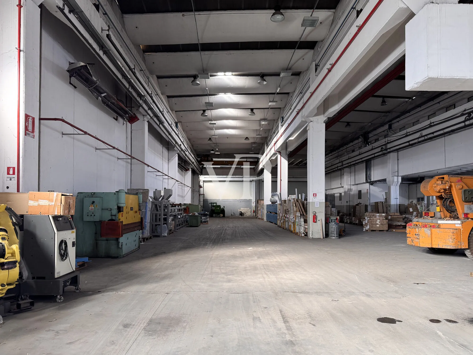 Logistik-Fertigungshalle mit Brückenkran und großem Hof