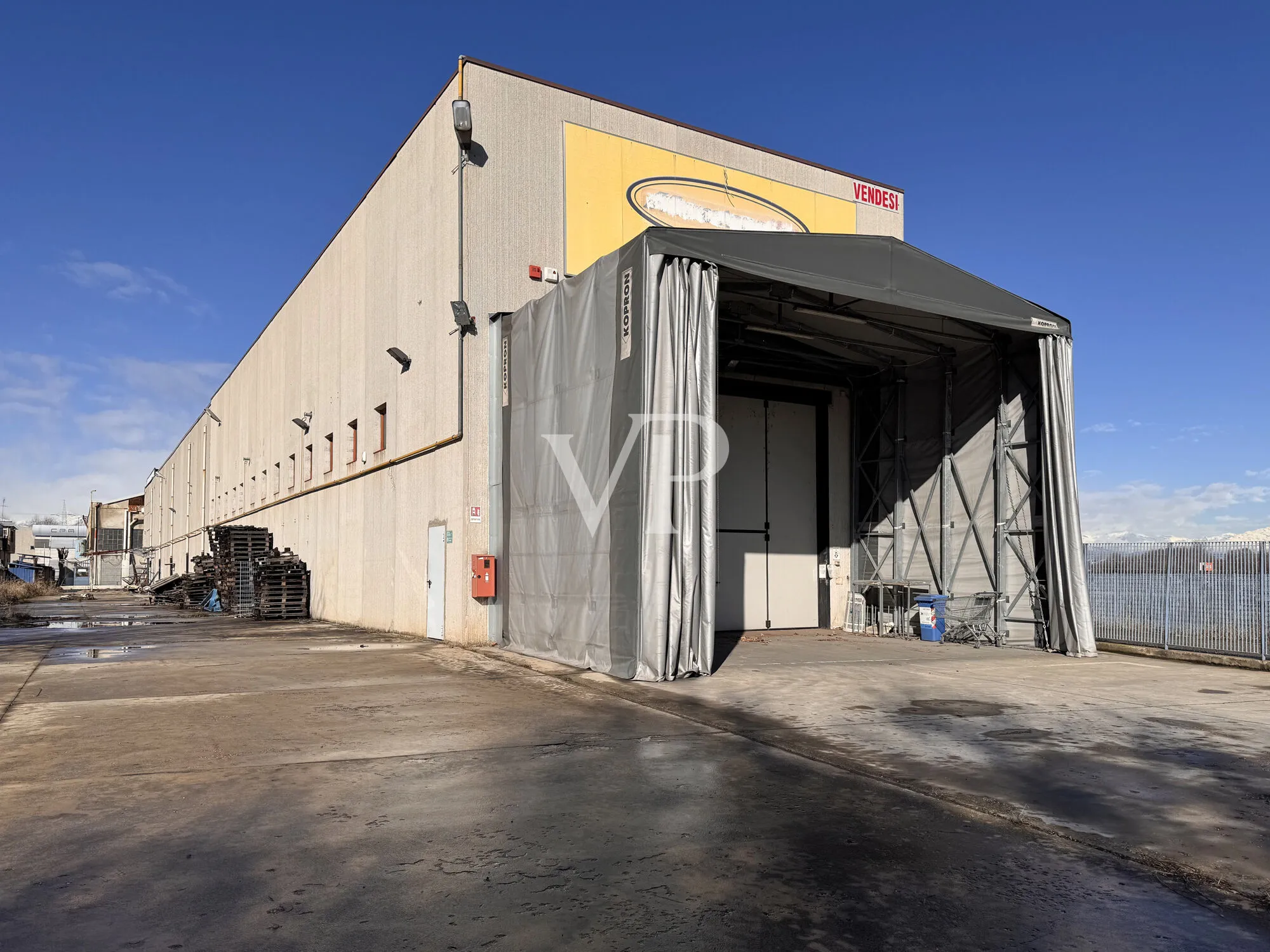 Logistik-Fertigungshalle mit Brückenkran und großem Hof