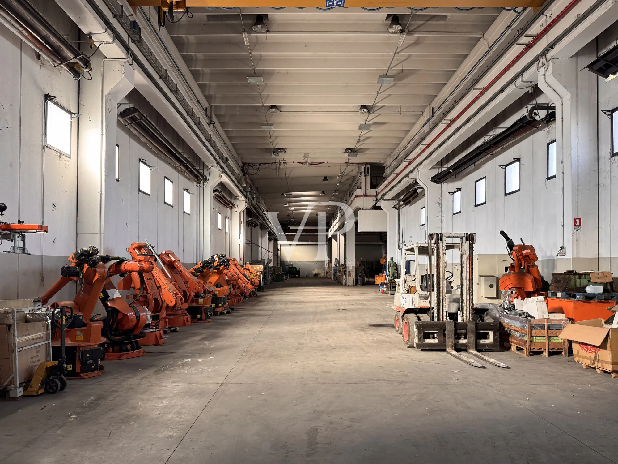 Logistik-Fertigungshalle mit Brückenkran und großem Hof