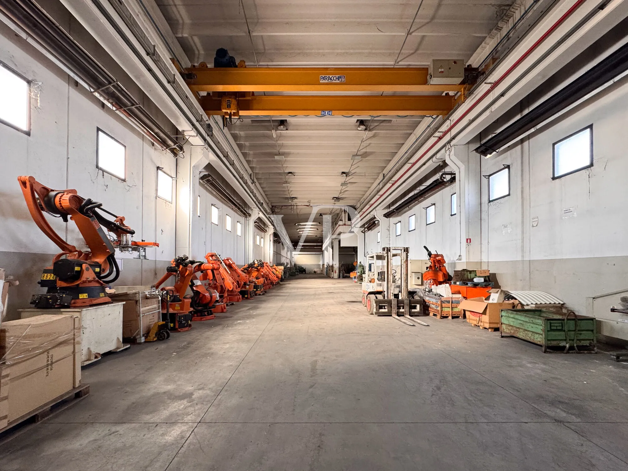Logistik-Fertigungshalle mit Brückenkran und großem Hof