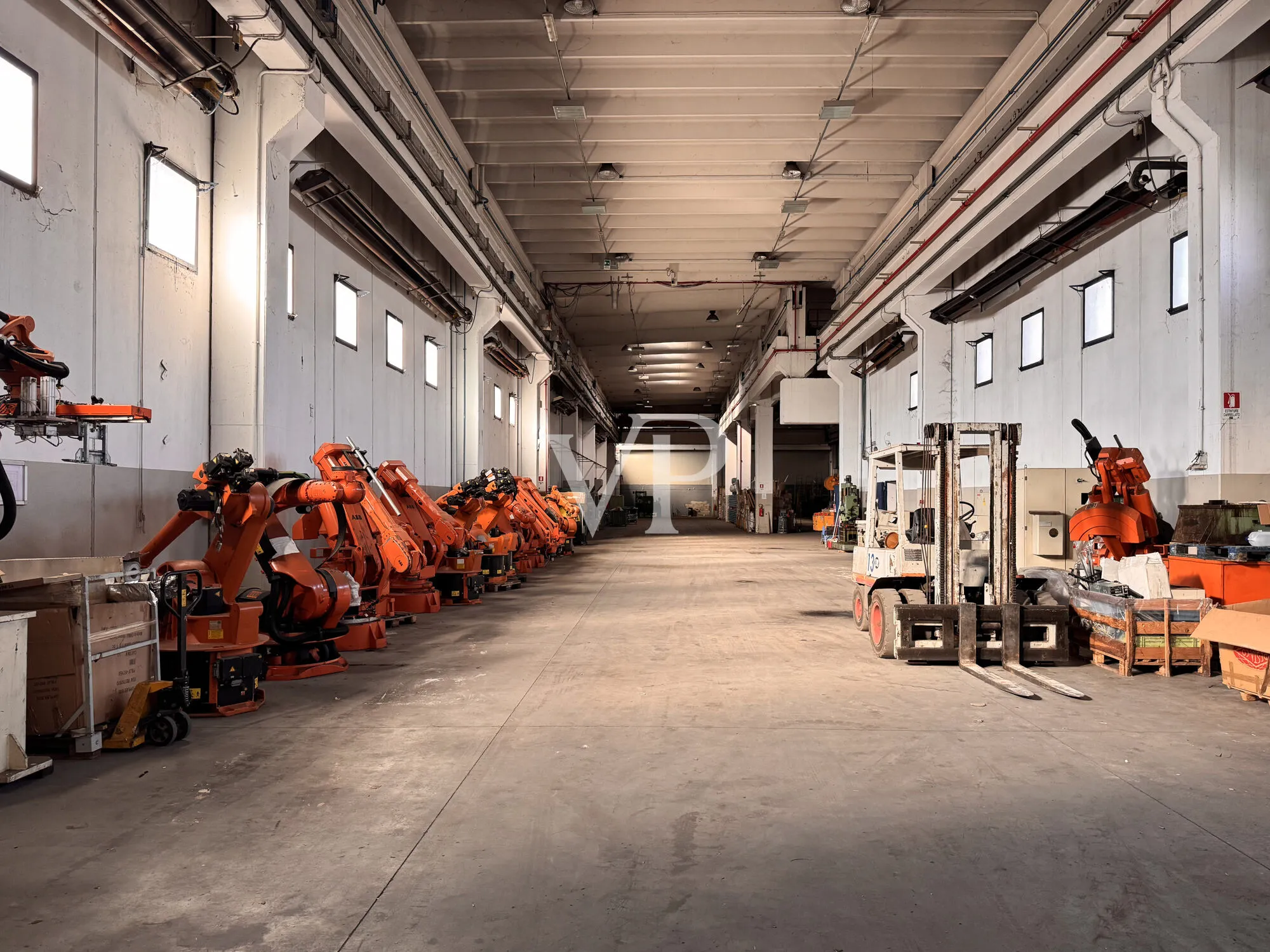 Logistik-Fertigungshalle mit Brückenkran und großem Hof