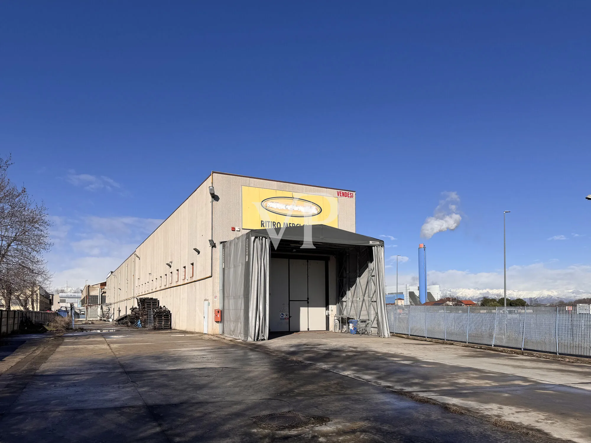 Logistik-Fertigungshalle mit Brückenkran und großem Hof