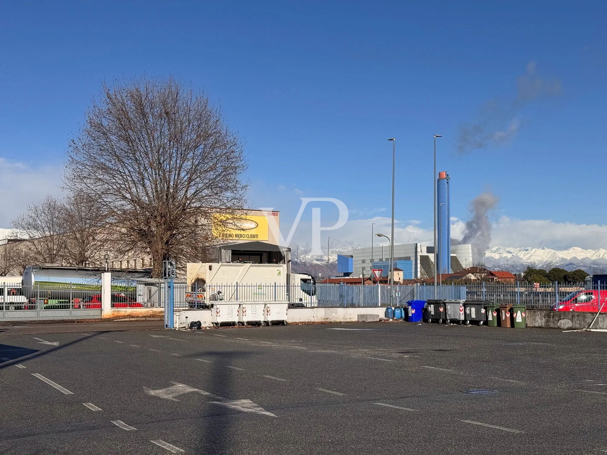 Logistik-Fertigungshalle mit Brückenkran und großem Hof