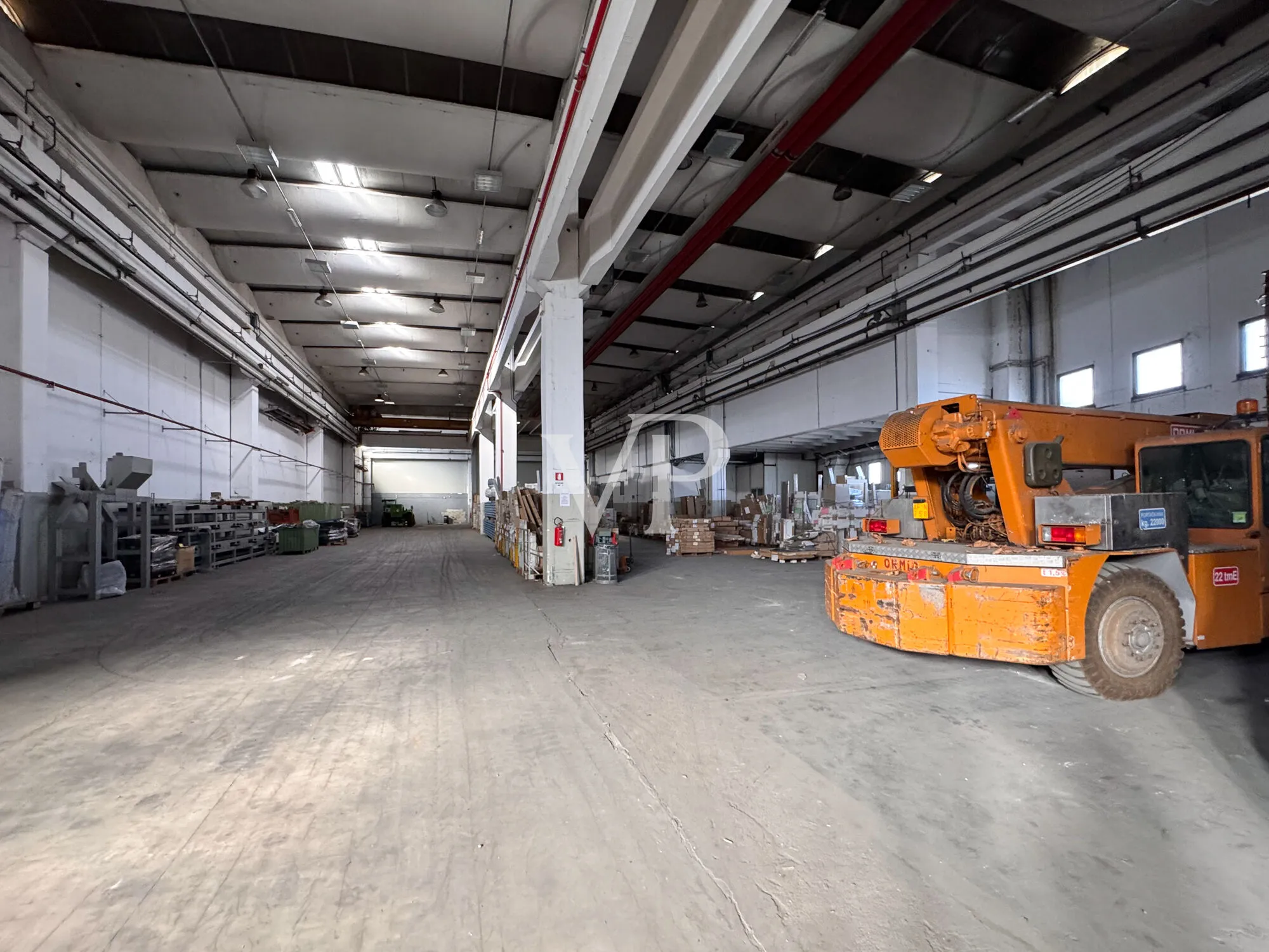 Logistik-Fertigungshalle mit Brückenkran und großem Hof