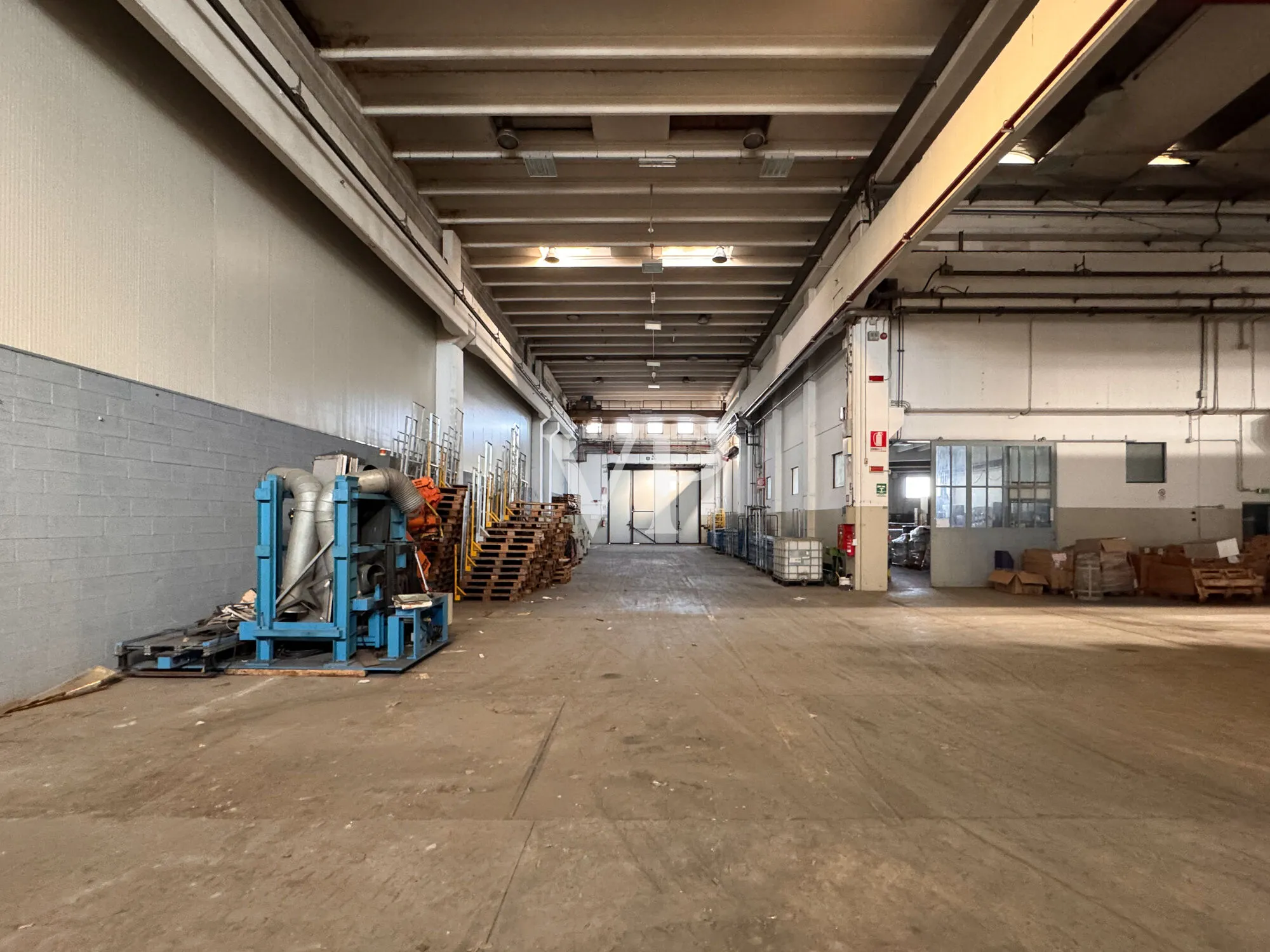 Logistik-Fertigungshalle mit Brückenkran und großem Hof