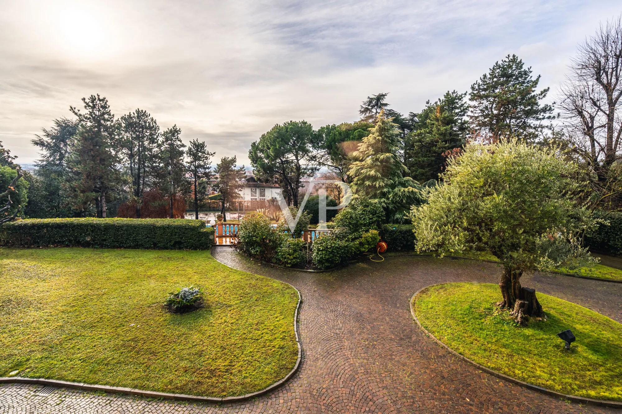 Majestätische Villa in dominanter Lage mit privatem Pool