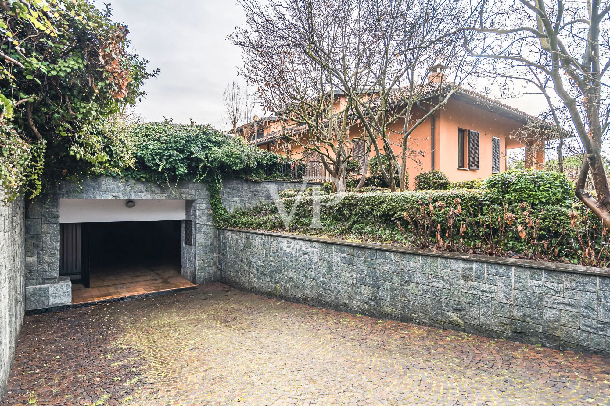 Majestätische Villa in dominanter Lage mit privatem Pool