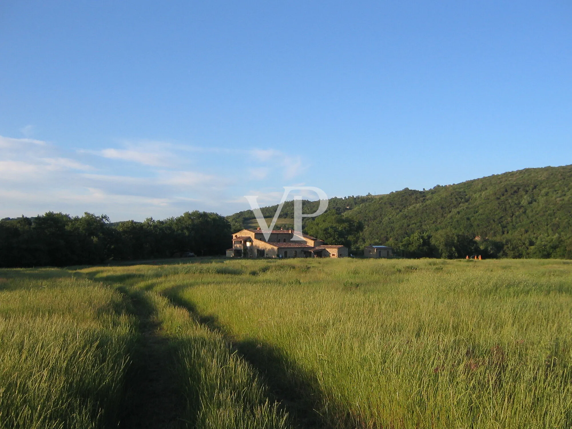 Exklusives Landgut mit restauriertem Naturstein-Casale, Weinbergen, zwei Pools und Grund in Maremma