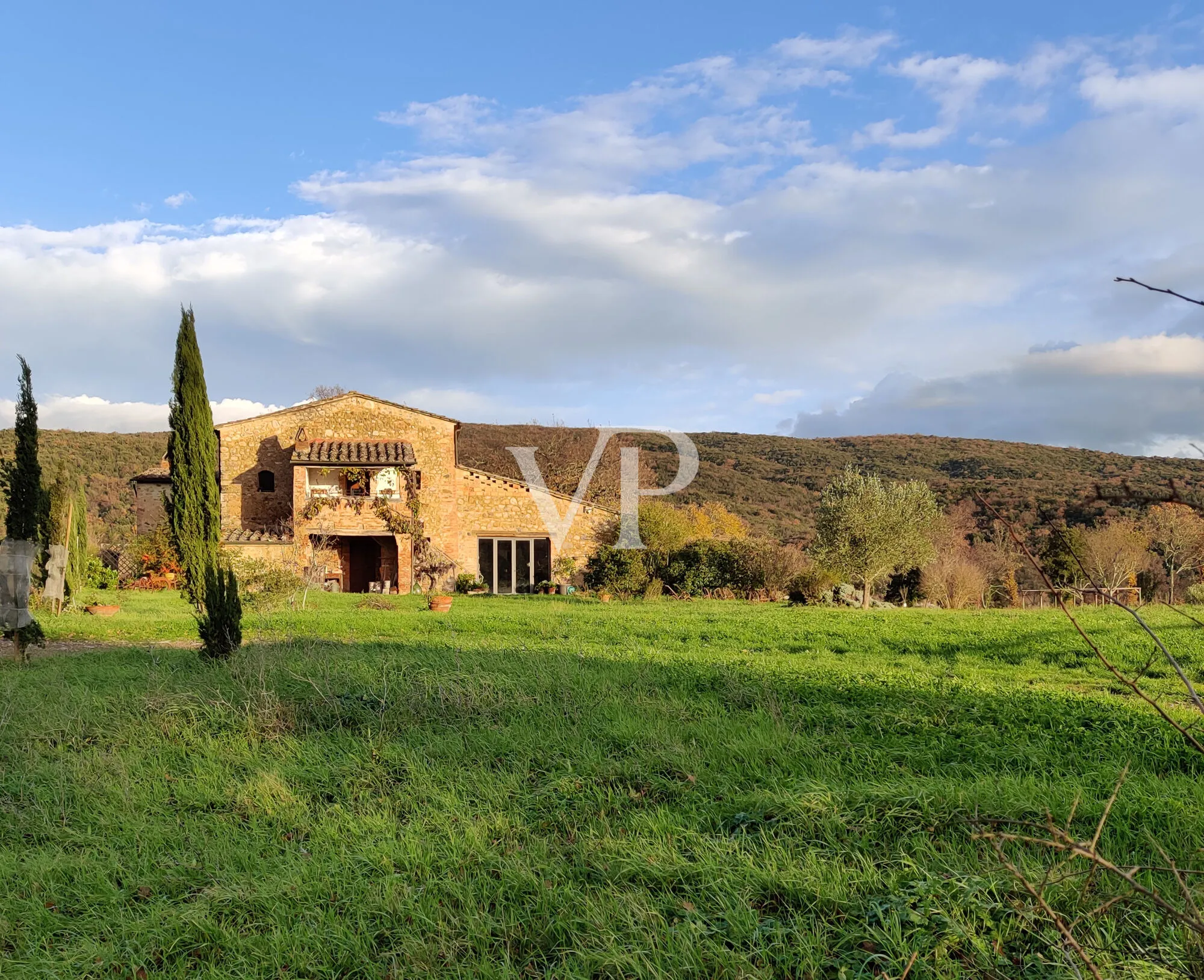 Exklusives Landgut mit restauriertem Naturstein-Casale, Weinbergen, zwei Pools und Grund in Maremma