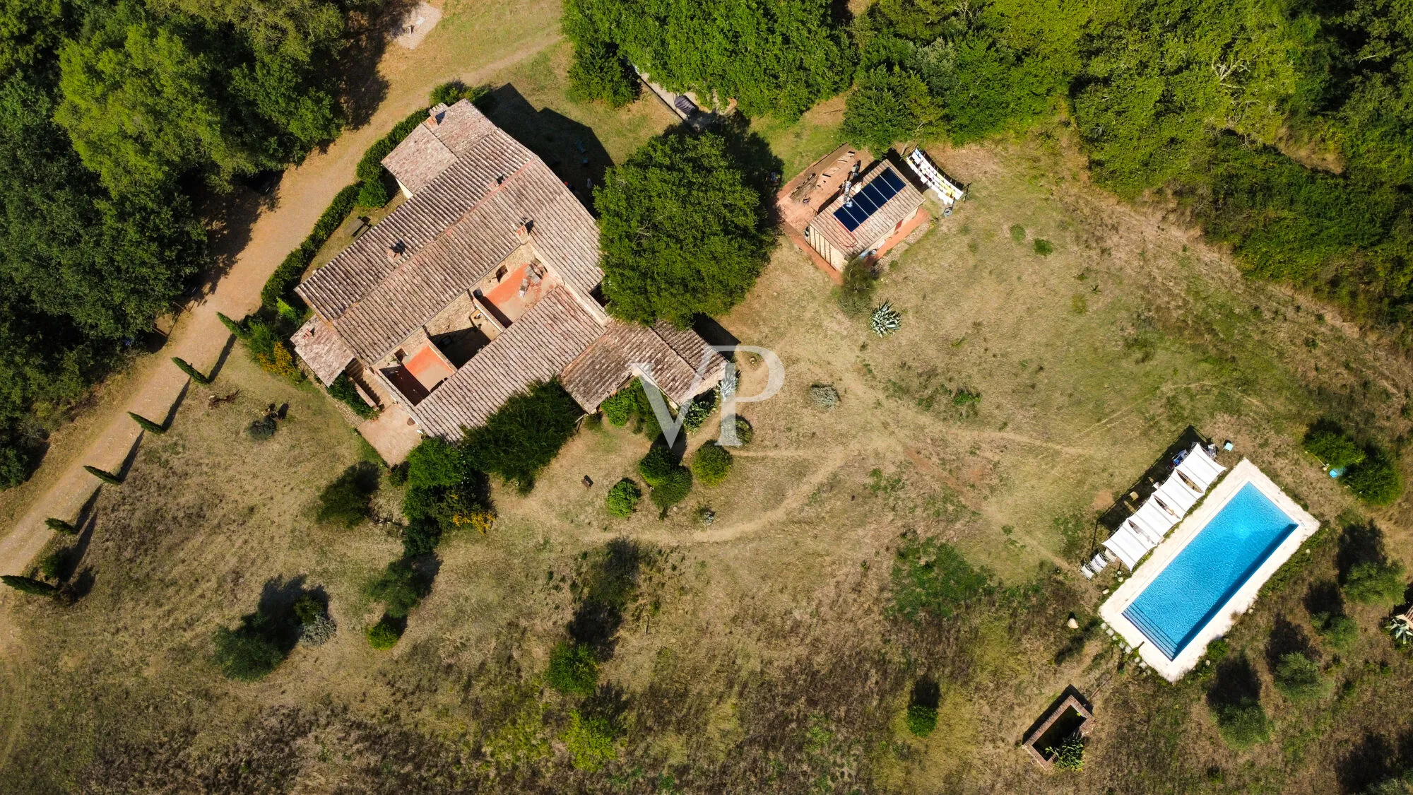 Exklusives Landgut mit restauriertem Naturstein-Casale, Weinbergen, zwei Pools und Grund in Maremma