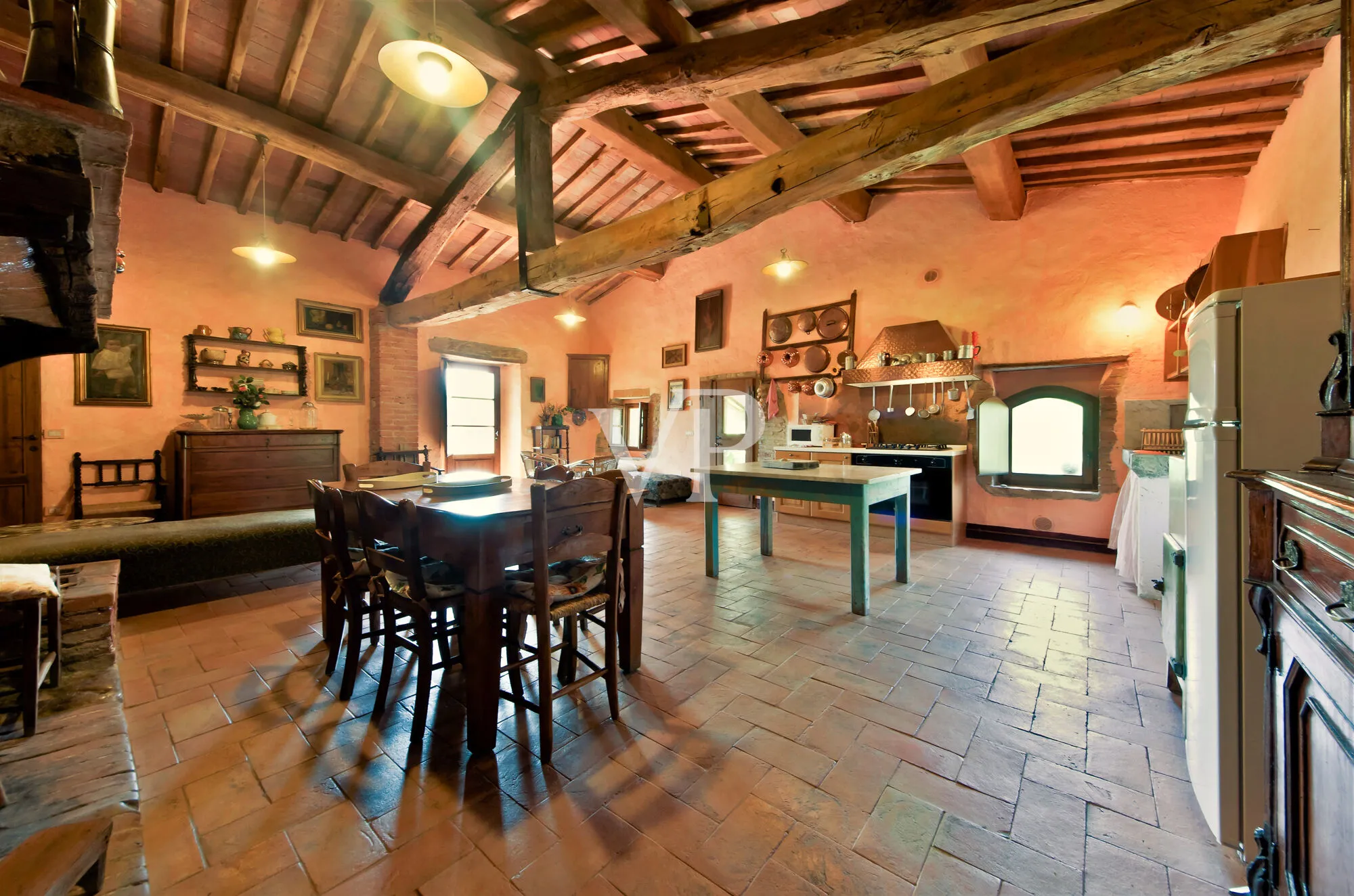 Exklusives Landgut mit restauriertem Naturstein-Casale, Weinbergen, zwei Pools und Grund in Maremma
