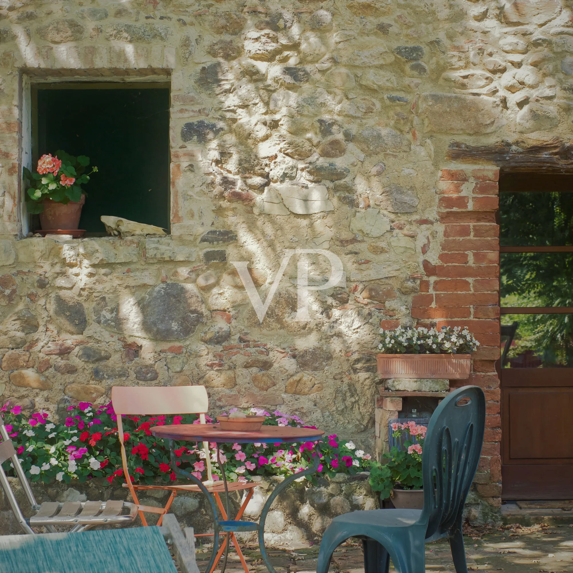 Exklusives Landgut mit restauriertem Naturstein-Casale, Weinbergen, zwei Pools und Grund in Maremma