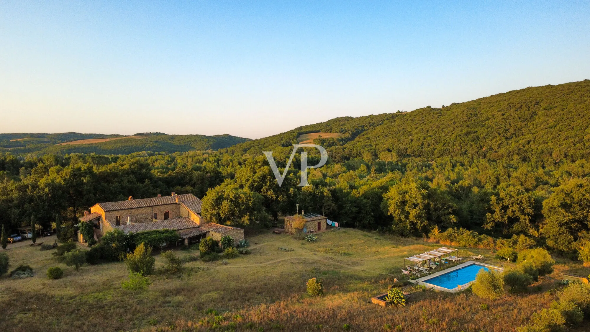 Exklusives Landgut mit restauriertem Naturstein-Casale, Weinbergen, zwei Pools und Grund in Maremma