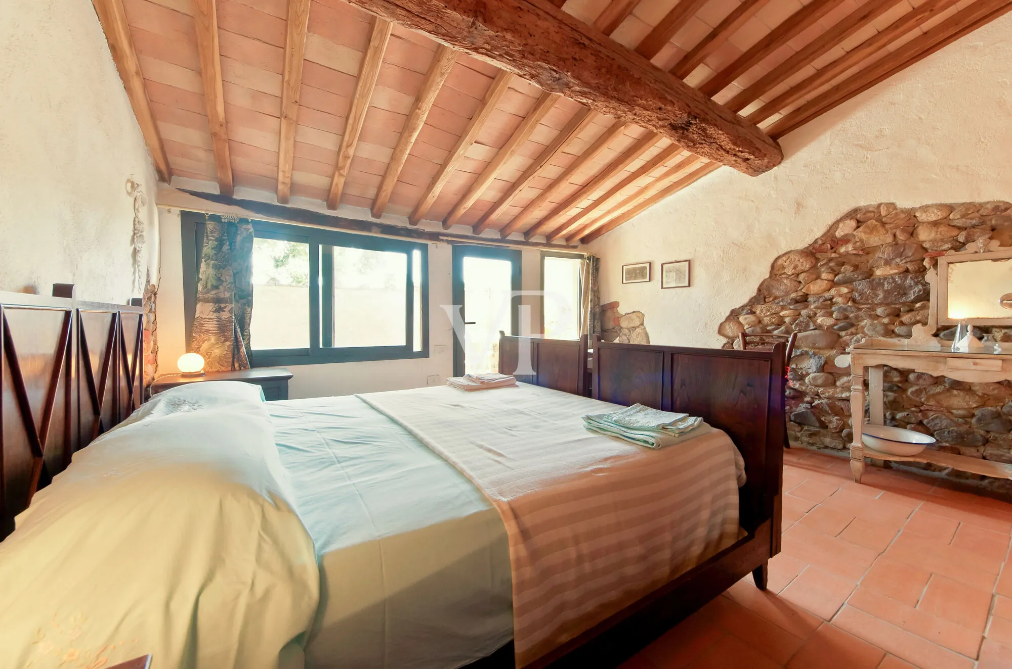 Exklusives Landgut mit restauriertem Naturstein-Casale, Weinbergen, zwei Pools und Grund in Maremma