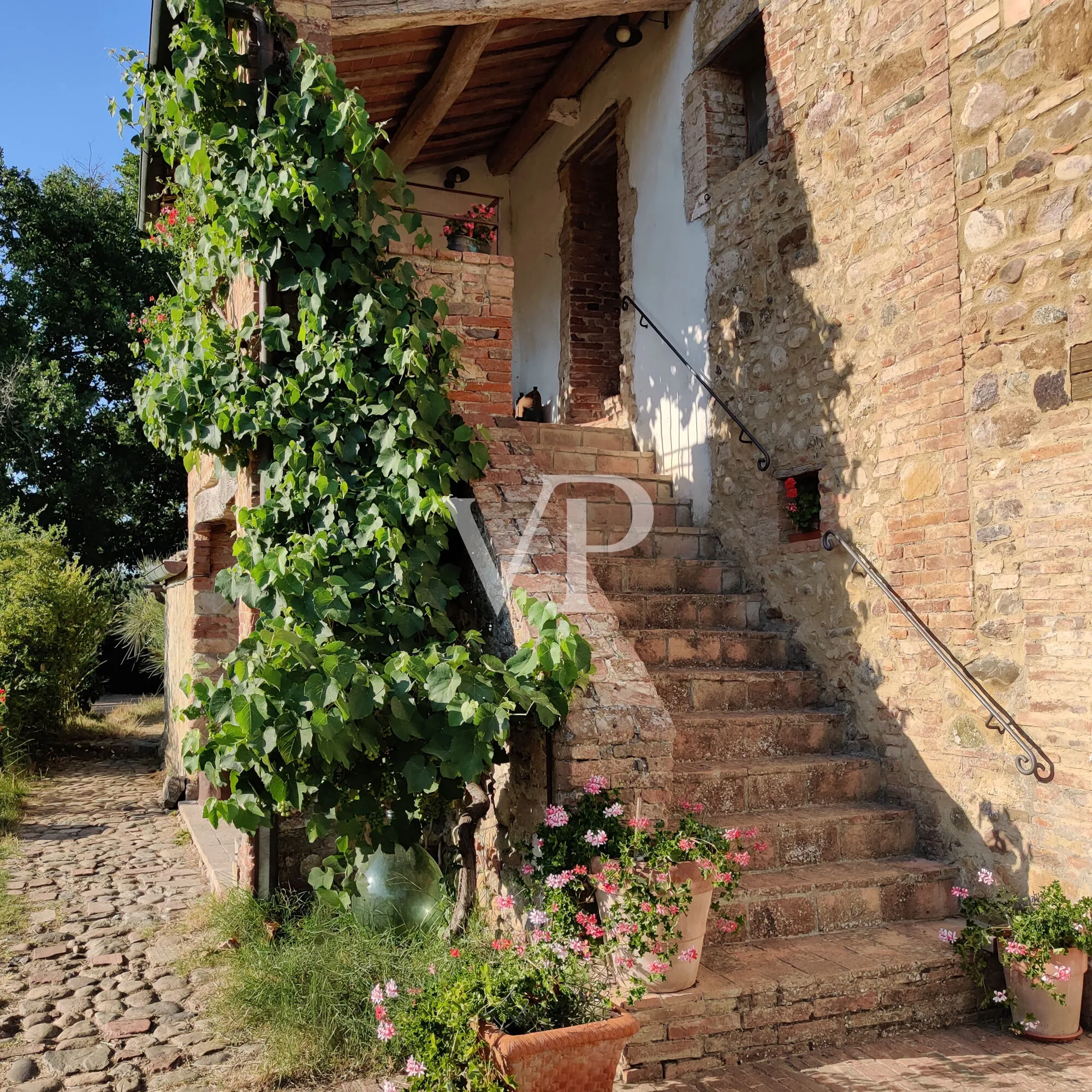 Exklusives Landgut mit restauriertem Naturstein-Casale, Weinbergen, zwei Pools und Grund in Maremma