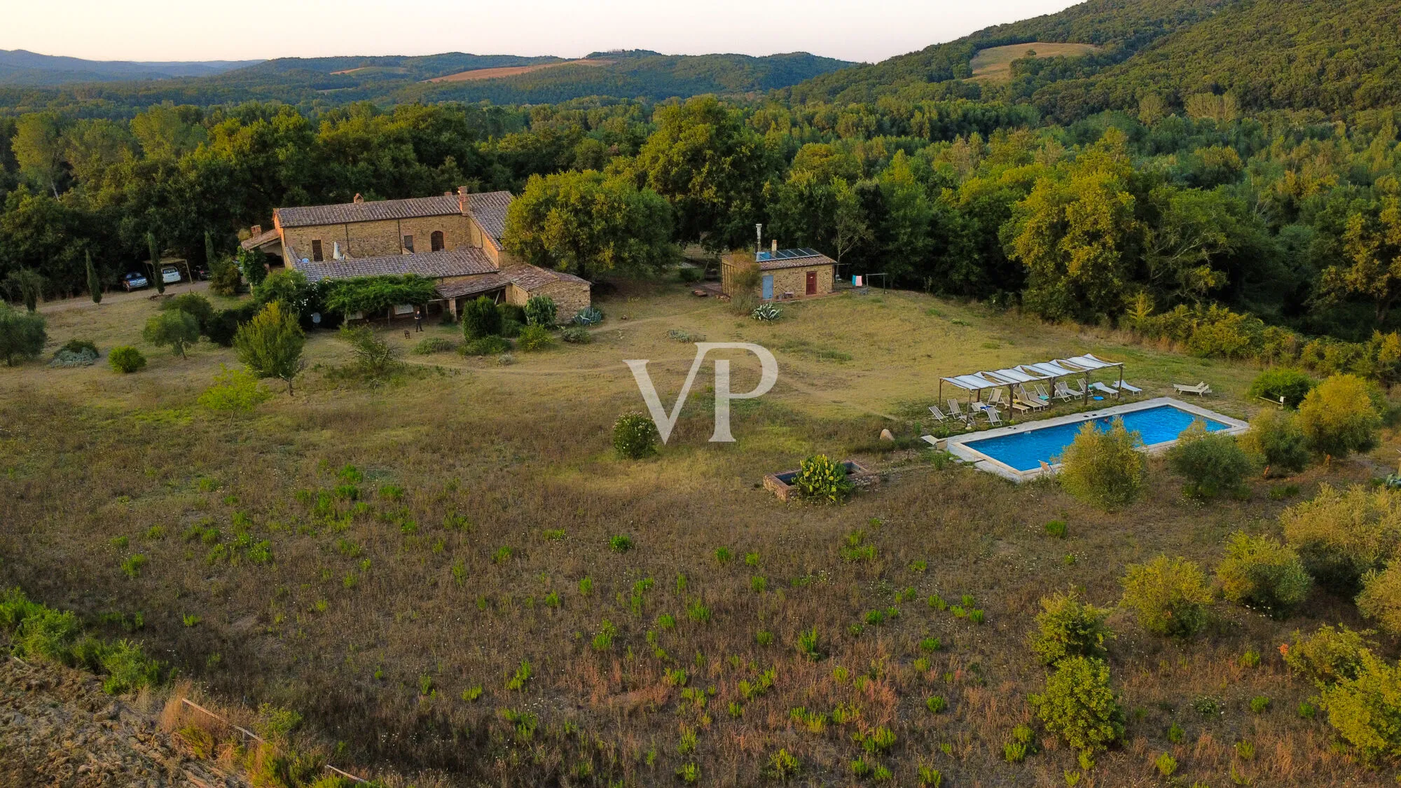 Exklusives Landgut mit restauriertem Naturstein-Casale, Weinbergen, zwei Pools und Grund in Maremma