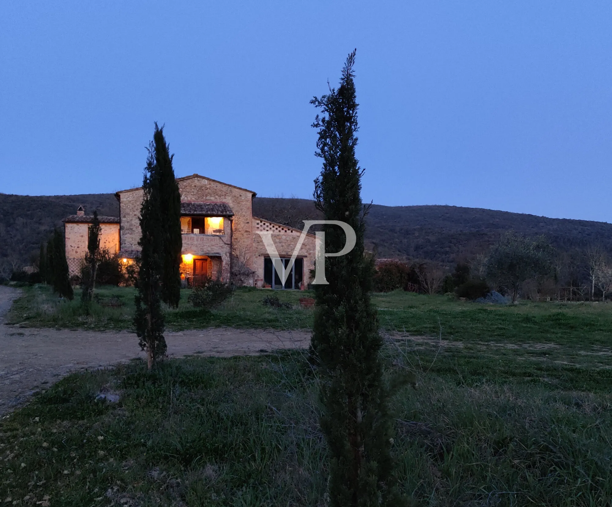 Exklusives Landgut mit restauriertem Naturstein-Casale, Weinbergen, zwei Pools und Grund in Maremma