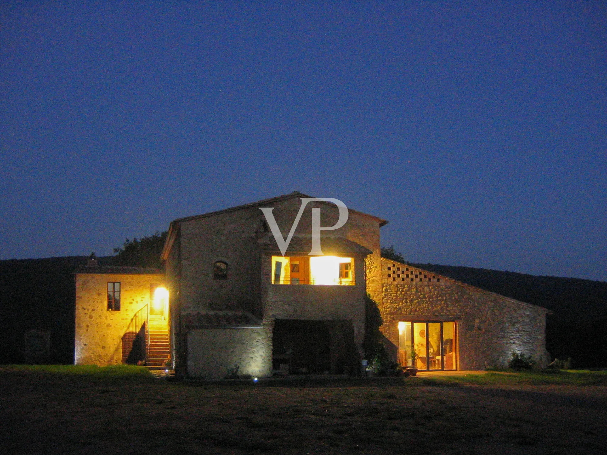 Exklusives Landgut mit restauriertem Naturstein-Casale, Weinbergen, zwei Pools und Grund in Maremma