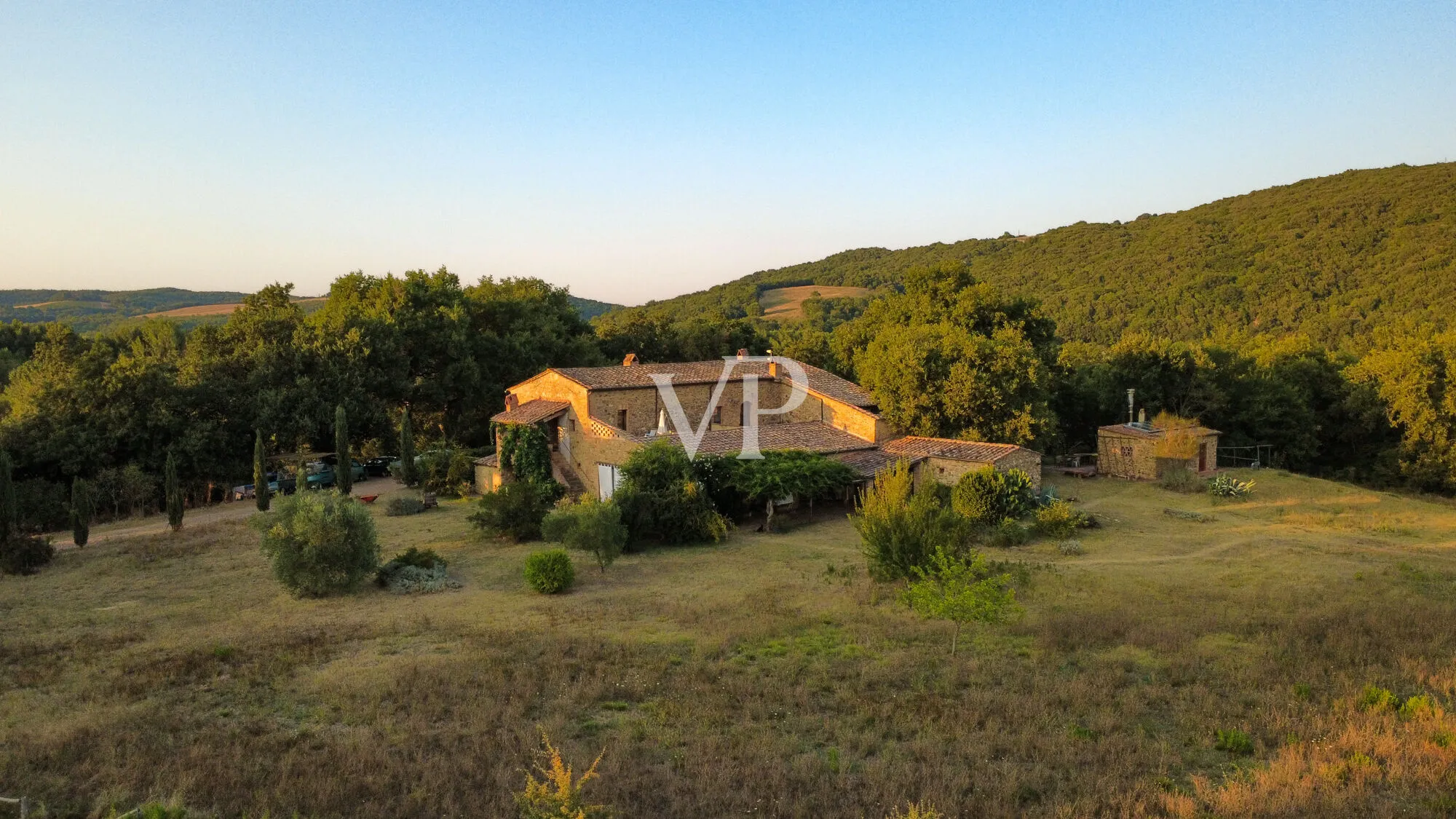 Exklusives Landgut mit restauriertem Naturstein-Casale, Weinbergen, zwei Pools und Grund in Maremma