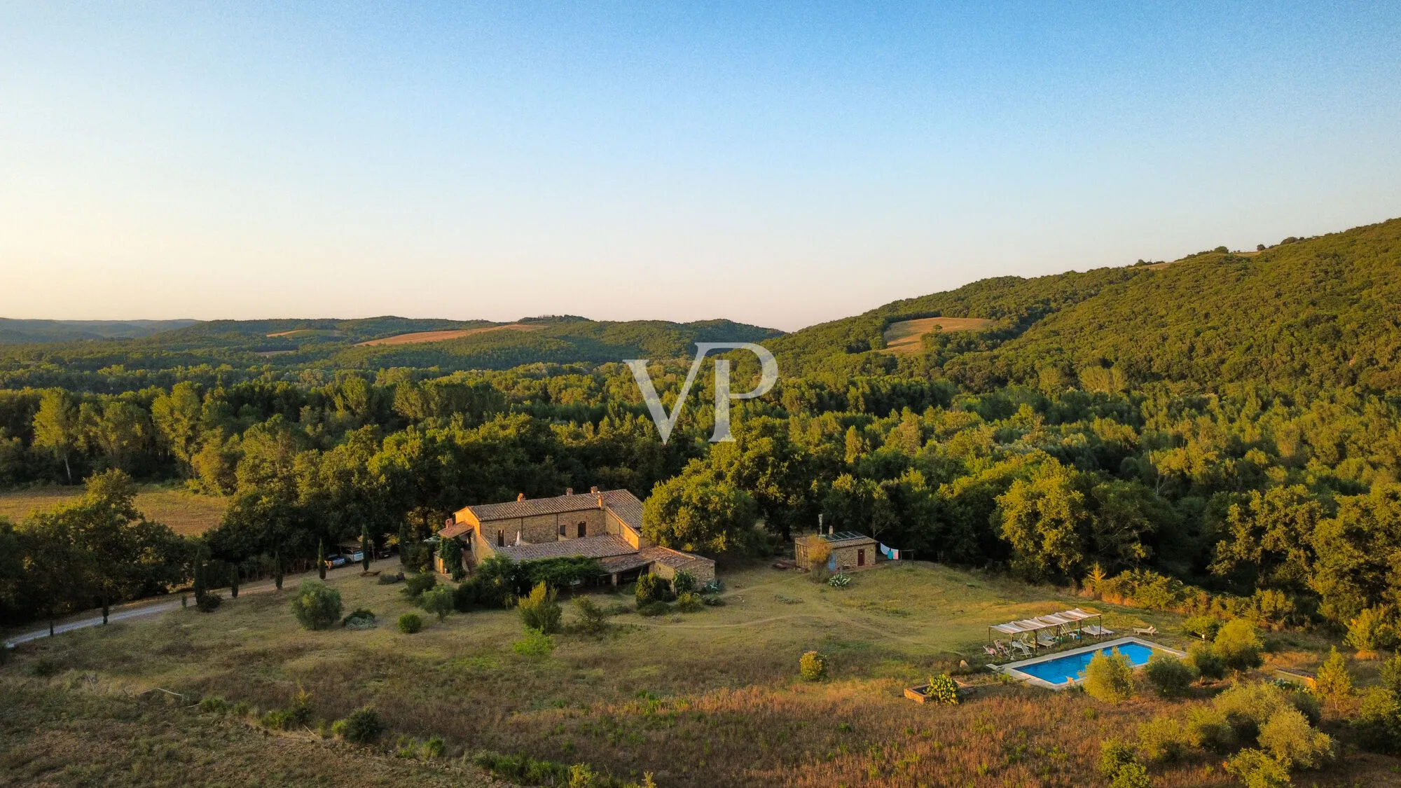 Exklusives Landgut mit restauriertem Naturstein-Casale, Weinbergen, zwei Pools und Grund in Maremma