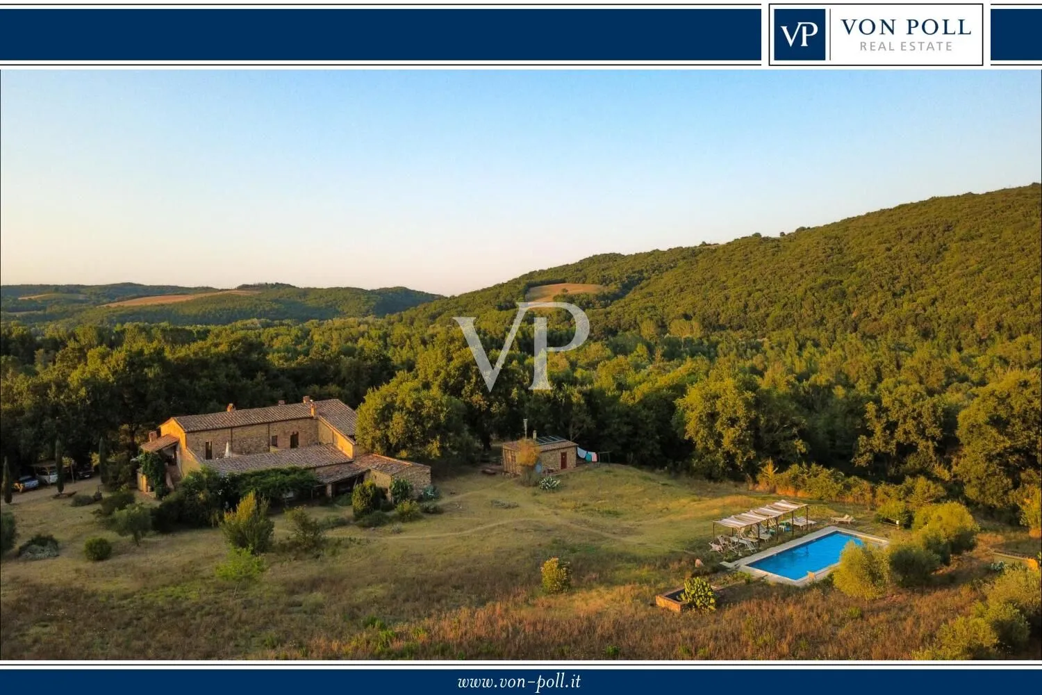 Exklusives Landgut mit restauriertem Naturstein-Casale, Weinbergen, zwei Pools und Grund in Maremma