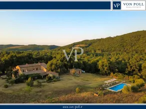 Exklusives Landgut mit restauriertem Naturstein-Casale, Weinbergen, zwei Pools und Grund in Maremma