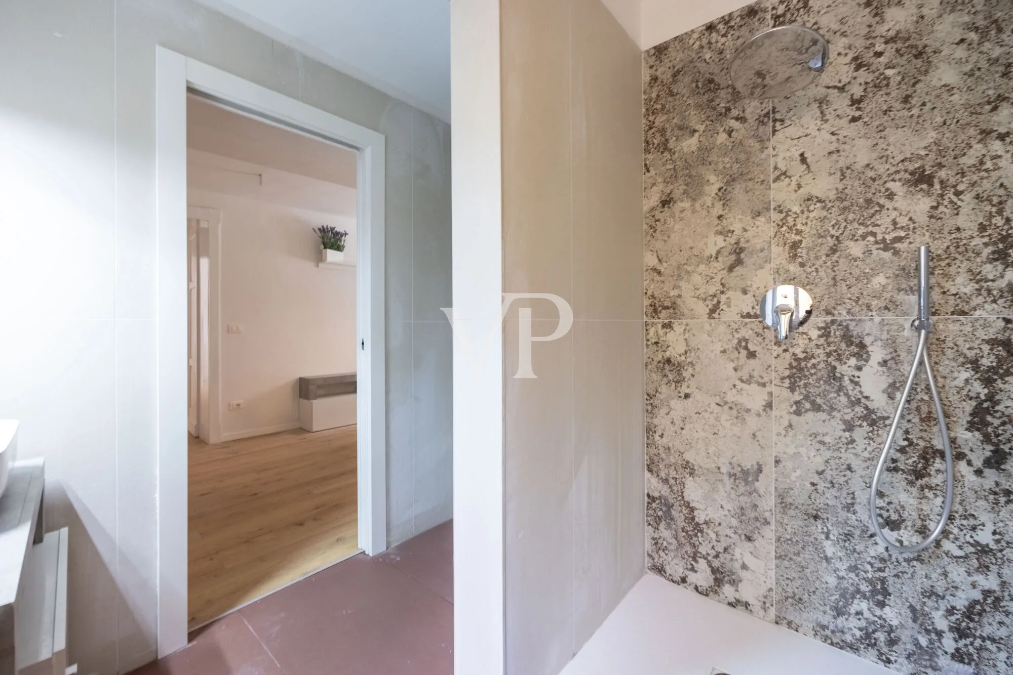 Elegante Drei-Zimmer-Wohnung im prestigeträchtigen Palazzo dei Notai mit Blick auf San Petronio